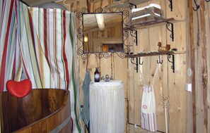 Bathroom - Lovely home in Länghem with lake view (Länghem)