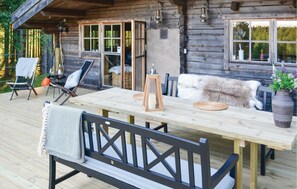 Outdoor dining - Lovely home in Länghem with lake view (Länghem)