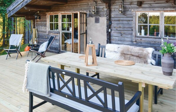 Outdoor dining - Lovely home in Länghem with lake view (Länghem)