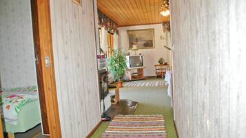 4 bedrooms, travel cot