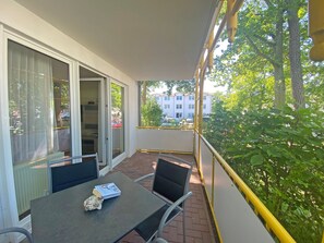 Outdoor dining - F: Villa Störtebeker Whg. 13 with balcony - Villa Störtebeker Whg. 13 with balcony (Baabe)