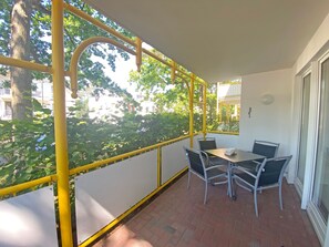 Outdoor dining - F: Villa Störtebeker Whg. 13 with balcony - Villa Störtebeker Whg. 13 with balcony (Baabe)
