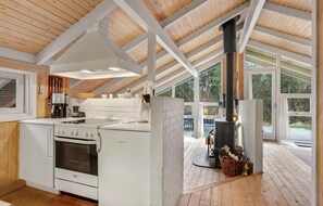 Køleskab, kogeplade, opvaskemaskine, kaffe-/temaskine