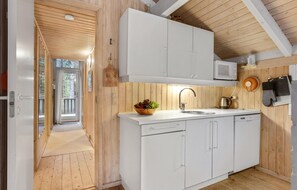 Kylskåp, mikrovågsugn, spishäll och diskmaskin