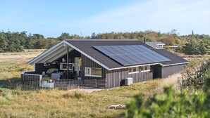Una casa moderna con techo inclinado y paneles solares.
