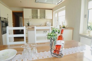 Kühlschrank, Ofen, Geschirrspüler, Hochstuhl