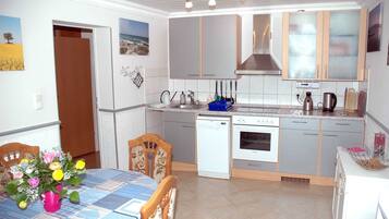 Jääkaappi, mikroaaltouuni, uuni, astianpesukone