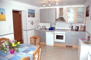 ثلاجة، ميكروويف، فرن، غسالة أطباق