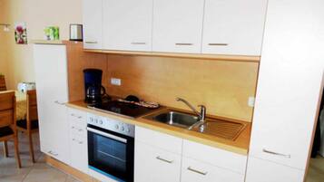 Wasserkocher mit Kaffee-/Teezubehör, Kühlschrank, Ofen, Wasserkocher