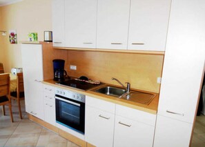 Fridge, oven, coffee/tea maker, electric kettle - Coastal forest - Apartment morning sun (Gelbensande)