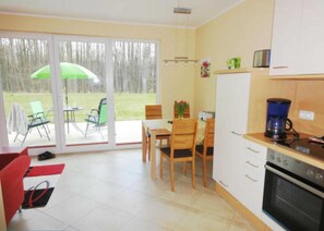 Fridge, oven, coffee/tea maker, electric kettle - Coastal forest - Apartment morning sun (Gelbensande)