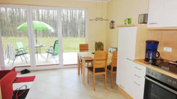 Wasserkocher mit Kaffee-/Teezubehör, Kühlschrank, Ofen, Wasserkocher