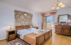 5 bedrooms, free WiFi, bed sheets