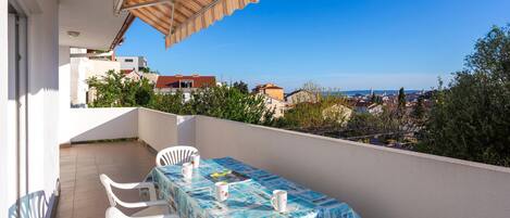 تناول الطعام بالخارج