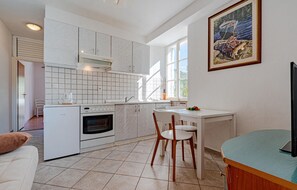 Fridge, stovetop, coffee/tea maker, cookware/dishes/utensils