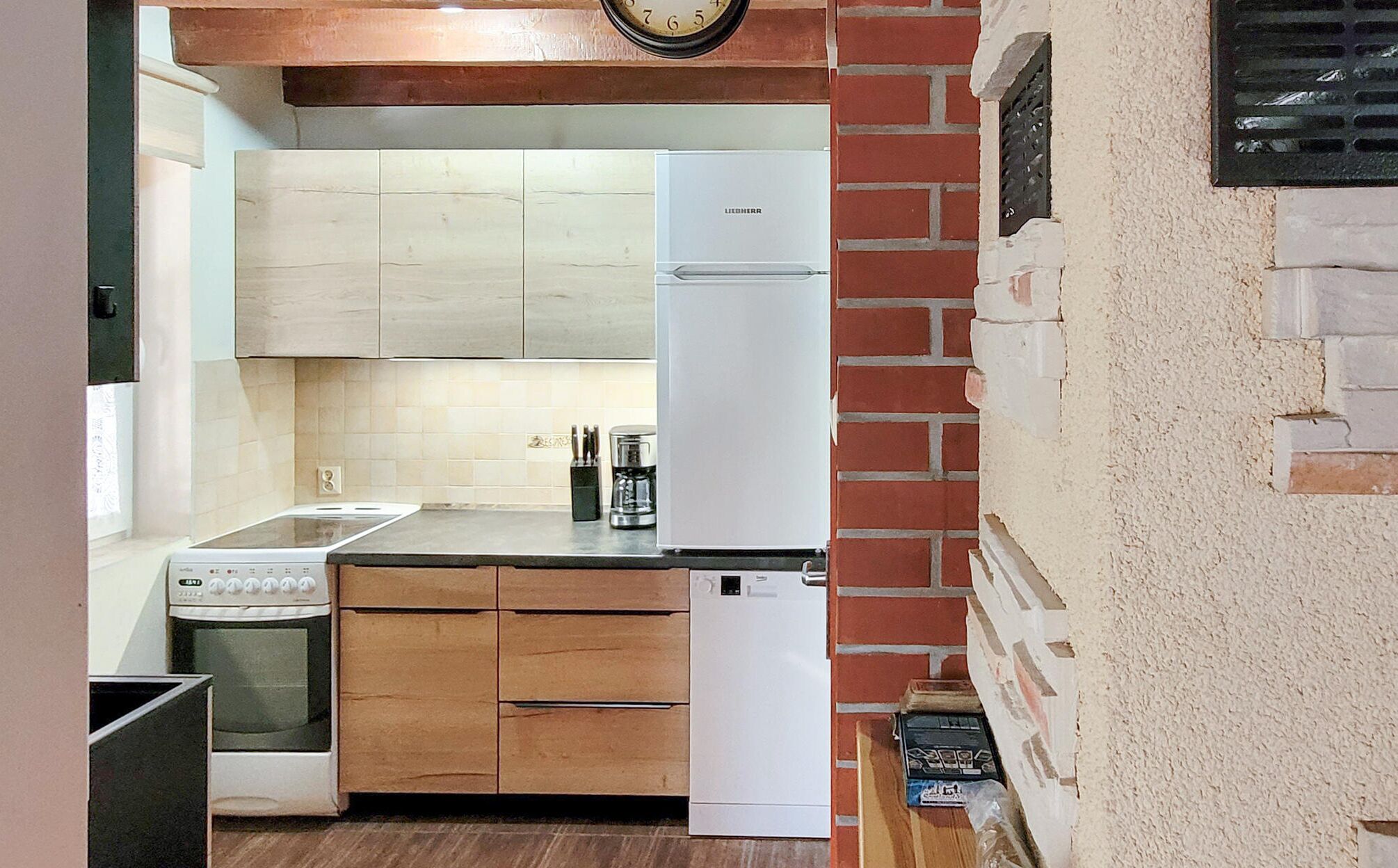 Frigorífico, placa de cocina, lavavajillas y cafetera o tetera