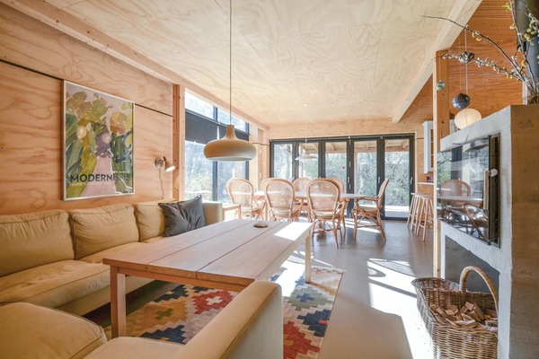 Télévision, cheminée, lecteur de DVD, table de tennis de table