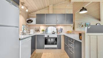 Køleskab, kogeplade, opvaskemaskine, kaffe-/temaskine