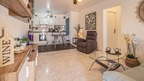 A modern apartment with a kitchen, dining area, and living room. - Stunning apartment in Torrevieja (Torrevieja)