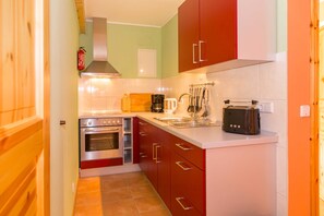 Fridge, microwave, oven, coffee/tea maker - Apartment 5 - Usedom Landhaus Morgenitz (Mellenthin OT Morgenitz)