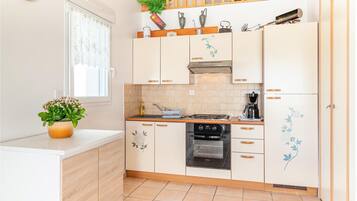 Frigorifero, forno, piano cottura, macchina per tè/caffè