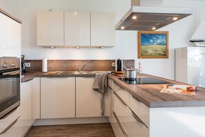 Een koelkast, een magnetron, een oven, een vaatwasser