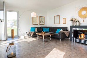 TV, fireplace - Terrace apartment Sonnenwind - Oasis on the lagoon - Sonnenwind (2-7) (Garz/Usedom)
