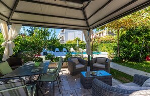 Outdoor dining - Stunning apartment in Kastel Stari (Kastel Stari)