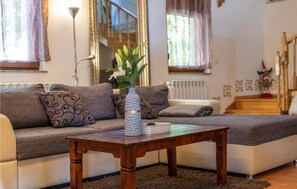 TV, DVD player, pebolim