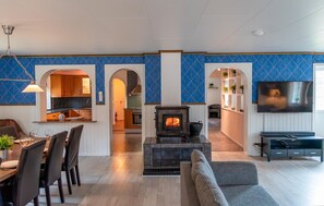 TV, fireplace, stereo - Gorgeous home in Tranås with sauna (Tranås)
