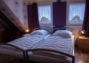 17 Schlafzimmer, Reisekinderbett, WLAN