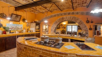 Jääkaappi, liesi, astianpesukone, kahvin-/teenkeitin