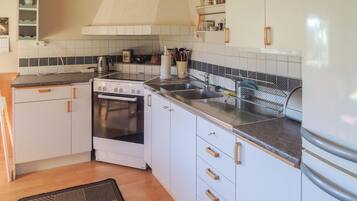 Kylskåp, spishäll, diskmaskin och kaffe- och tebryggare