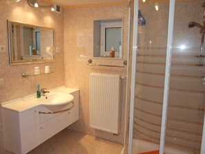 Douche, sèche-cheveux, bidet, serviettes fournies