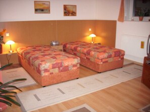 1 chambre, fer et planche à repasser, lit parapluie, Wi-Fi