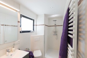 Een douche, een regendouche, een haardroger, handdoeken