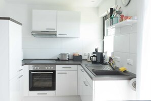 Kühlschrank, Mikrowelle, Ofen, Geschirrspüler