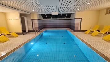 Piscina coperta, una piscina riscaldata