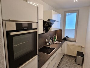 Kühlschrank, Ofen, Geschirrspüler, Wasserkocher mit Kaffee-/Teezubehör