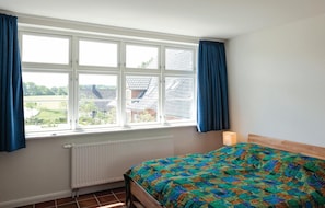 3 bedrooms, travel cot, free WiFi, bed sheets