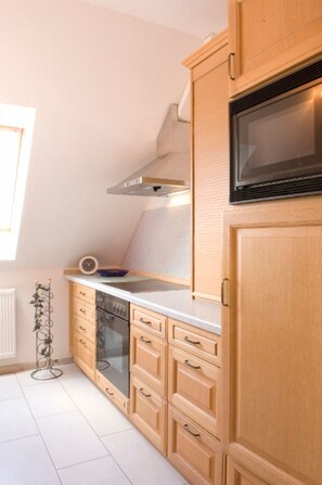 Kühlschrank, Mikrowelle, Ofen, Geschirrspüler