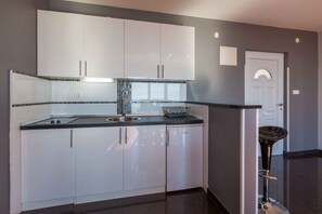 Fridge, stovetop, coffee/tea maker