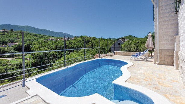 Una piscina con vista a un paisaje montañoso.