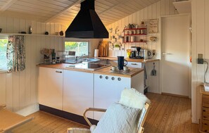 Kühlschrank, Herdplatte, Wasserkocher mit Kaffee-/Teezubehör