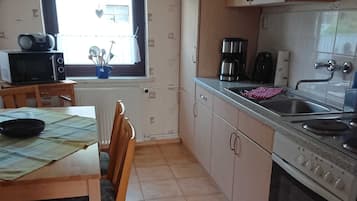 Kühlschrank, Mikrowelle, Ofen, Wasserkocher mit Kaffee-/Teezubehör