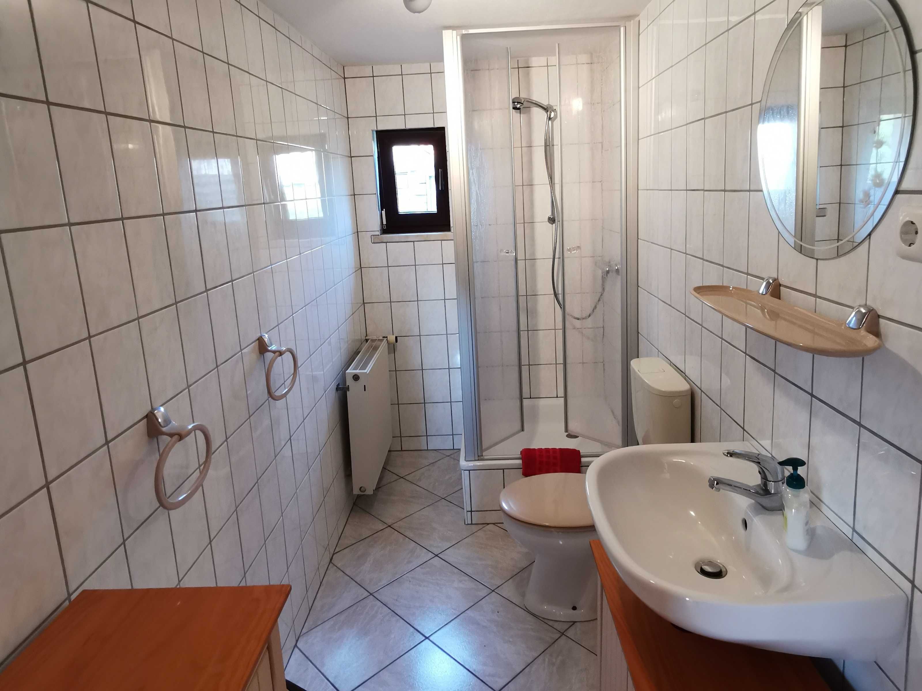Dusche, Haartrockner, Handtücher