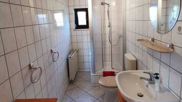 Dusche, Haartrockner, Handtücher