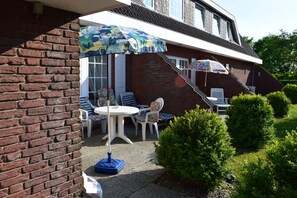 Outdoor dining - 005 - Hooge (BC.n3) - BUE - Apartment house Seewind (Büsum)
