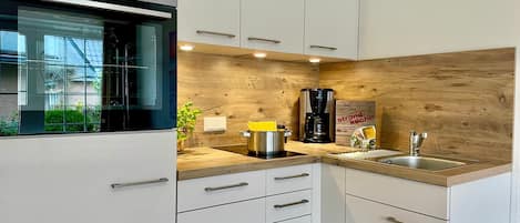 Frigorifero, microonde, macchina per tè/caffè, bollitore elettrico