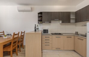 Fridge, microwave, stovetop, coffee/tea maker - 2 bedroom cozy apartment in Njivice (Njivice)